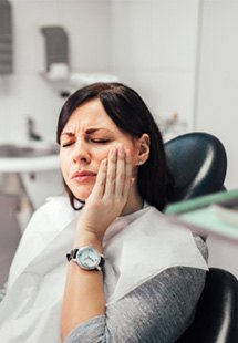 patient visiting dentist for dental emergency 